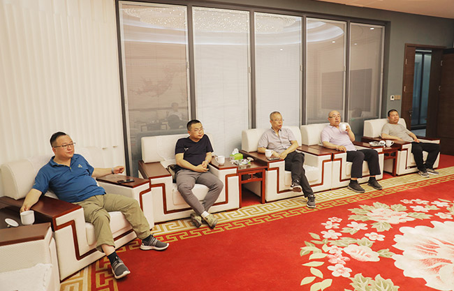 寧夏瀛海集團(tuán)董事長(zhǎng)范海龍一行參觀中譽(yù)鼎力