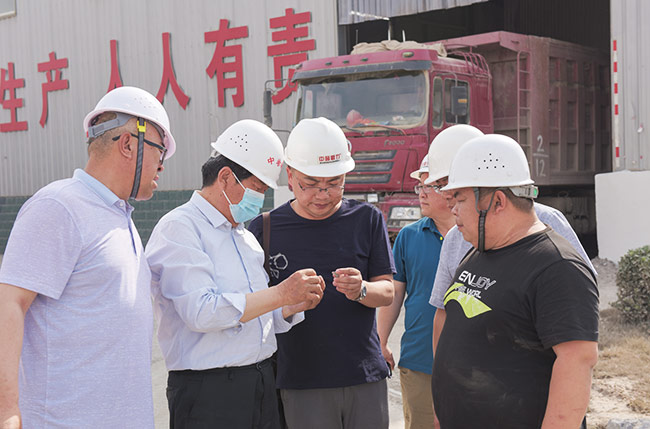 參觀環(huán)保智能生產(chǎn)線各環(huán)節(jié)