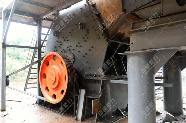 時(shí)產(chǎn)1000噸的重錘破碎機(jī)使用現(xiàn)場(chǎng)