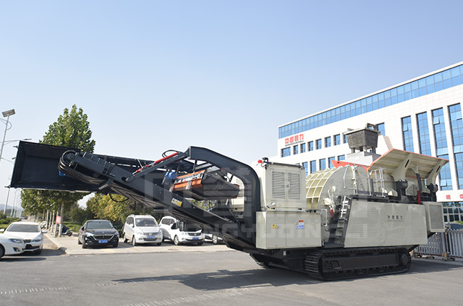 時(shí)產(chǎn)200噸移動(dòng)破碎機(jī)開采鐵路小石頭保生產(chǎn) 時(shí)產(chǎn)200噸移動(dòng)破碎機(jī)開采鐵路小石頭保生產(chǎn)